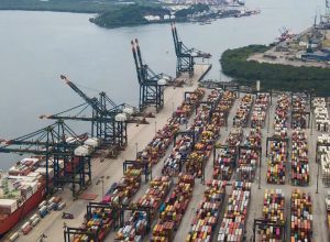 porto-de-santos-prioriza-desembarque-de-caminhoes-com-gasolina