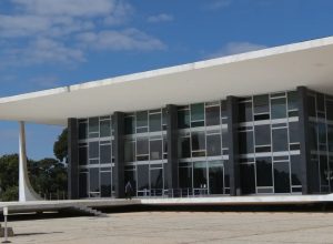 defesa-pede-autorizacao-do-stf-para-que-bolsonaro-possa-operar-ombro