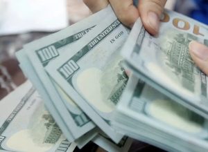 dolar-fecha-abaixo-de-r$-5,-e-bolsa-cai-com-cautela-global