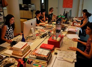 emprego-feminino-aumenta-11%,-mas-desigualdade-salarial-persiste